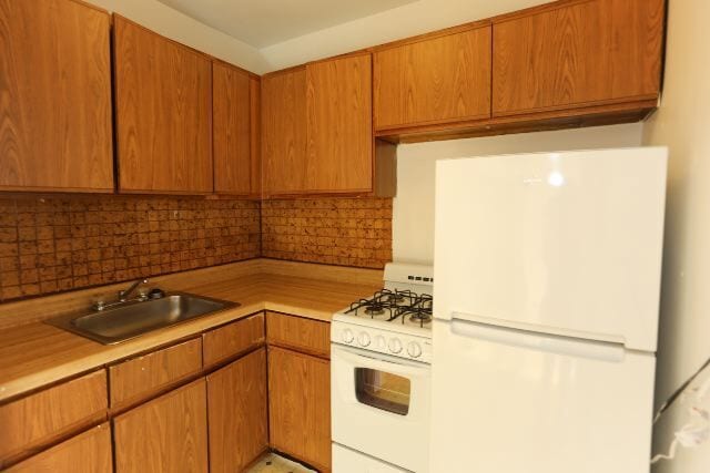 Building Photo - 653 W Belmont Ave