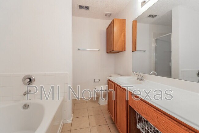 Building Photo - 1571 Thornhill Ln