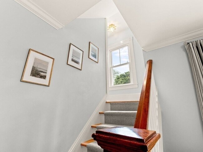 Building Photo - 548 Elm St