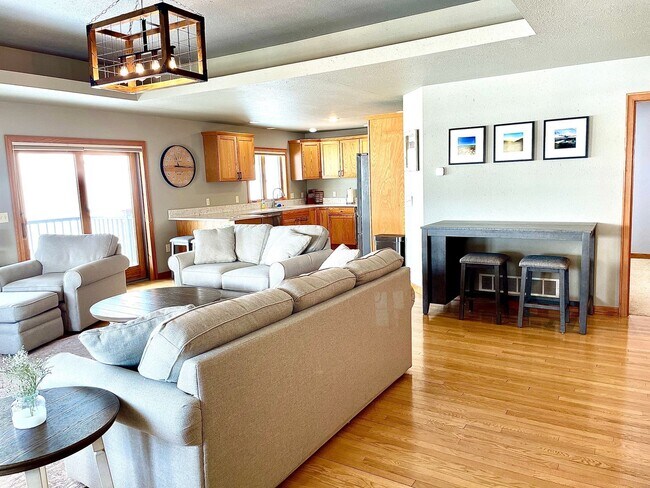 Building Photo - 3 Bed, 2 Bath Duplex in Hillsboro