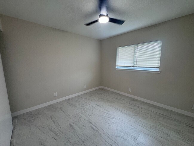 Building Photo - Newly Remodeled 3 Bd | 2 Ba | 2 Car Garage in NW Oxbox! Move In Ready!
