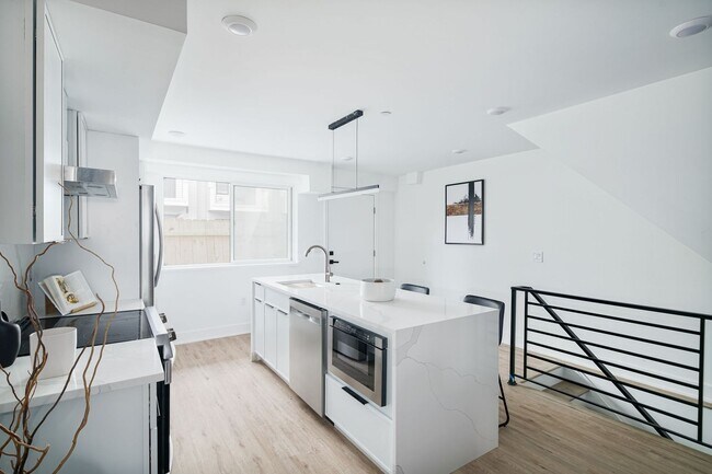 Building Photo - Brand New Luxury Townhouses