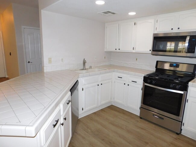 Building Photo - Gorgeous 3 bedroom condo with a 2 car gara...