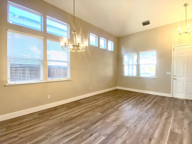 Building Photo - NEWLY RENOVATED, VERY CLEAN 5 BED, 3 BATH,...