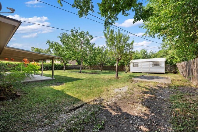 Building Photo - 2506 Oak Ln