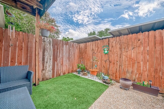 Building Photo - 12967 Trail Hollow Dr