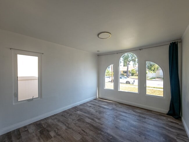 Building Photo - Elegant 3BD/2BA Oasis in the Heart of Glen...