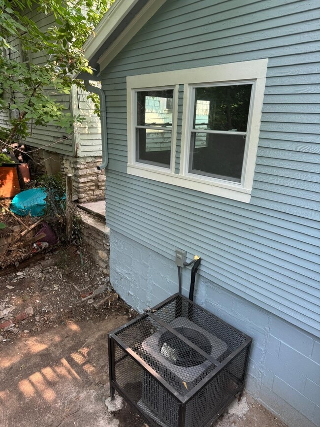 Building Photo - 1914 Wood Ave