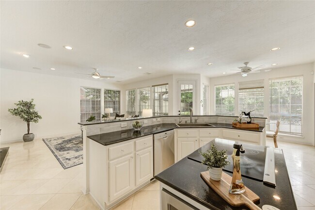 Building Photo - 13515 N Tracewood Bend