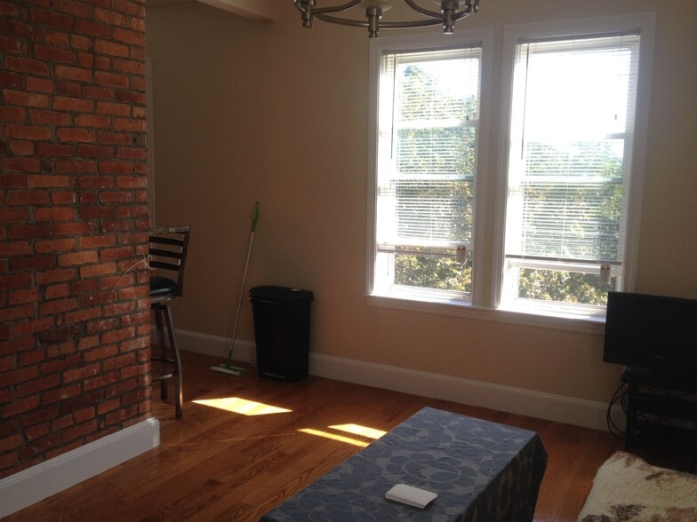 Building Photo - 30 Circuit St