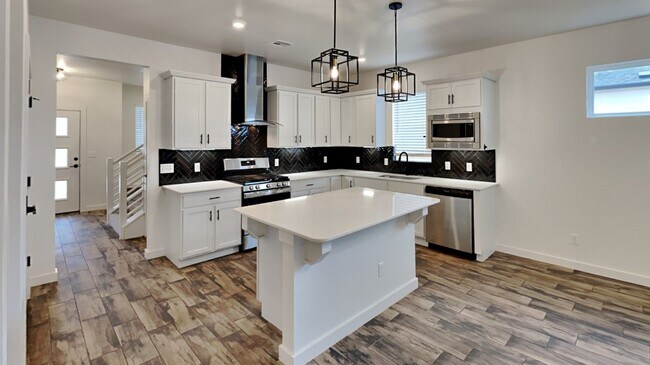 Building Photo - Luxury Modern 3 Bedroom 2.5 Bathroom Home with a Bonus Room in Deer Creek Schools (Neighborhood P...