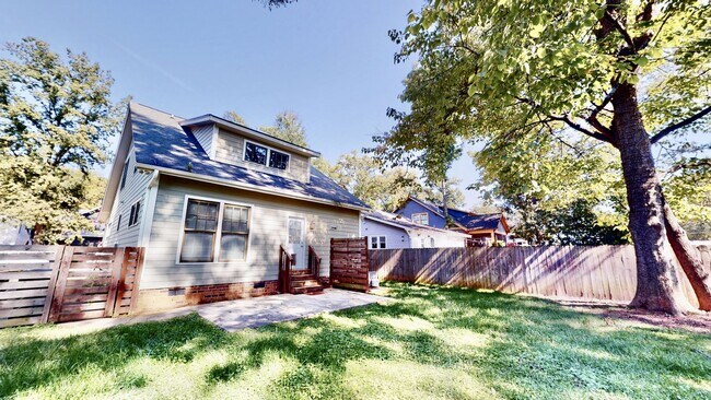 Building Photo - 2213 Roslyn Ave