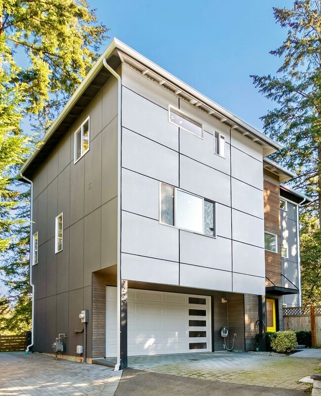 Building Photo - Gorgeous House in a Family-Friendly neighb...