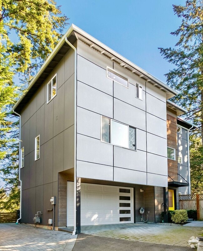 Building Photo - Gorgeous House in a Family-Friendly neighb...