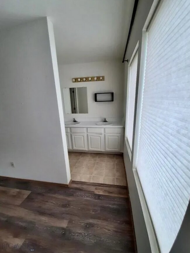 Building Photo - 4 Bedroom Townhome in Hawks Ridge