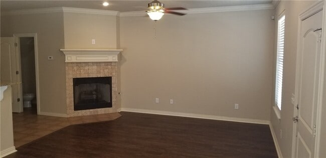 Building Photo - 631 N Longfellow Ln
