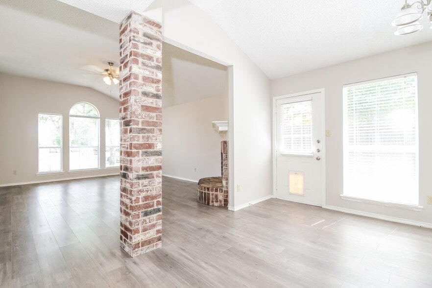 Building Photo - 7900 Flowertree Ct