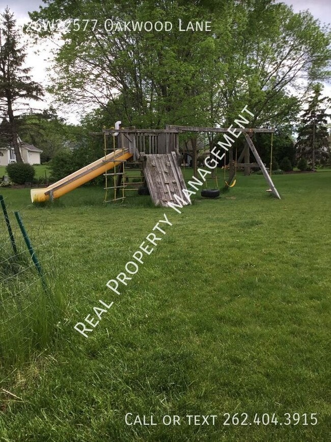 Building Photo - N26W22577 Oakwood Ln