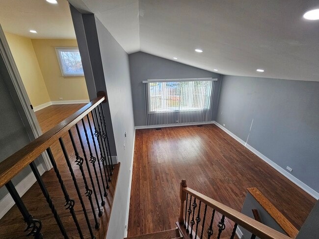 Building Photo - 1535 E Jane Ave