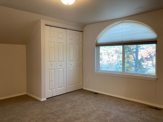 Building Photo - 2512 Daisy Dr