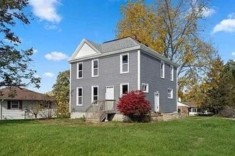 Building Photo - 4 Bedroom 1 Bath