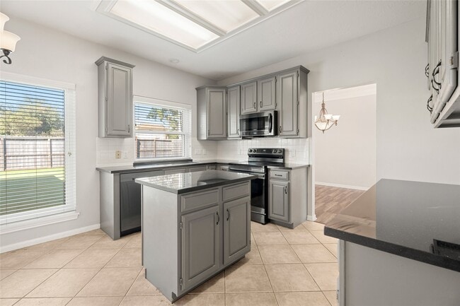 Building Photo - 1209 Comanche St