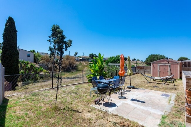 Building Photo - Traditional Home with Large Backyard!