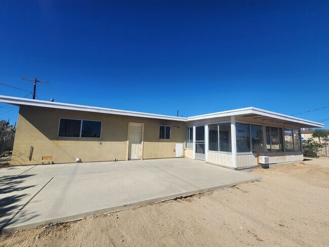 Building Photo - Newly Remodeled Large 3 Bedroom 2 Bath Home