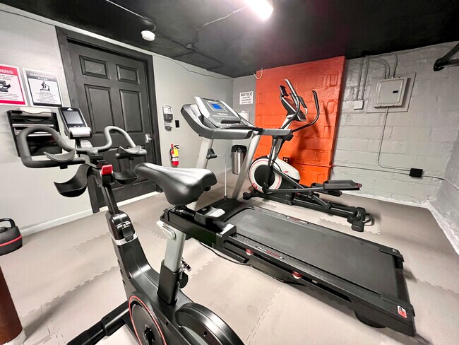 Building Photo - 18 The Cres