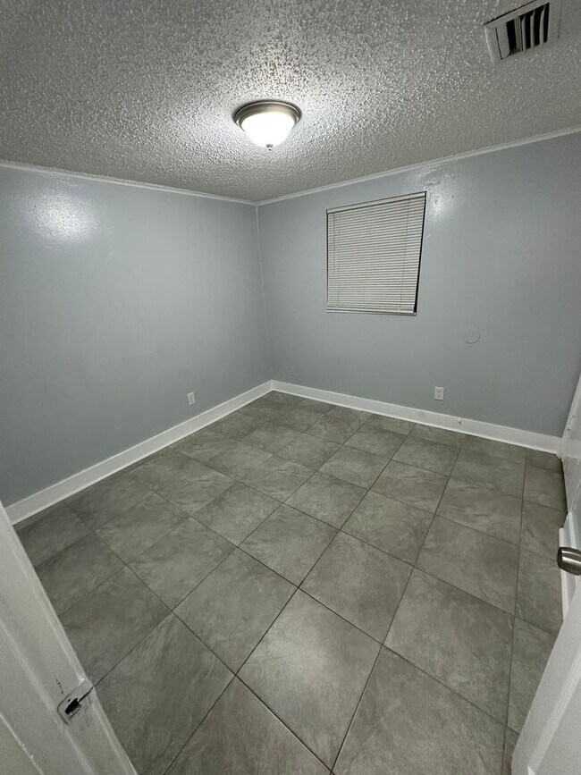 Building Photo - Fully Renovated 3/1 Single Family Available Now!