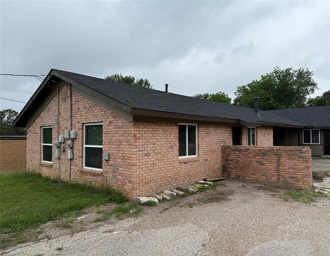 Building Photo - 1118 Hazelton St
