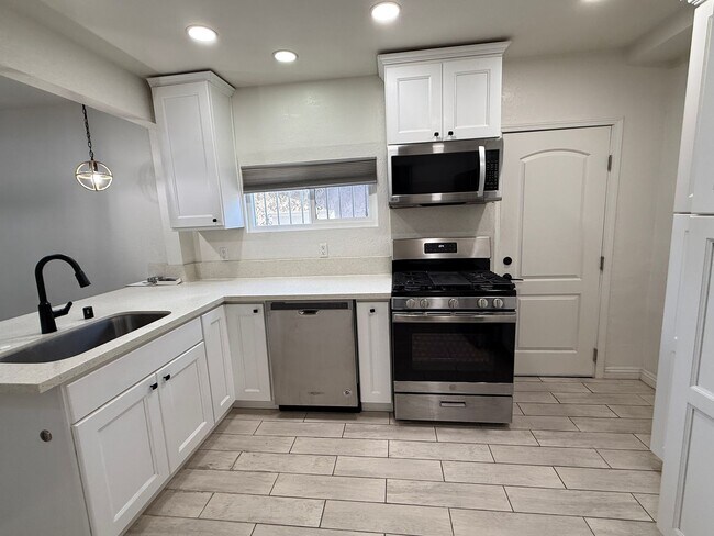 Building Photo - Amazing 3 Bedroom Home in Glassell Park / Eagle Rock