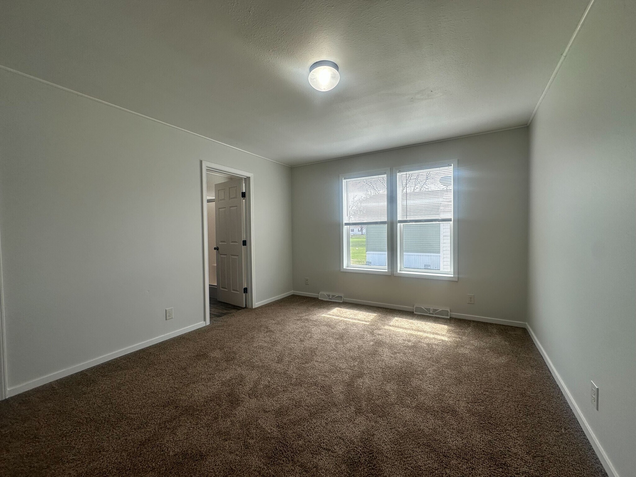 Building Photo - 1961 Four Seasons Dr