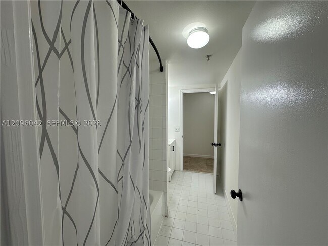 Building Photo - 302 N Palm Ave