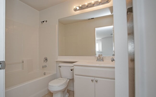 Building Photo - Spacious Home within the Legends Community...