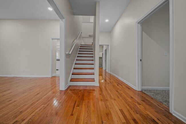 Building Photo - Spacious & Recently Renovated 4 Bedroom Home Available Now!!