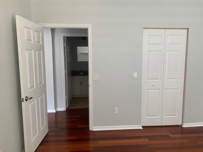 Building Photo - 860 N Orange Ave