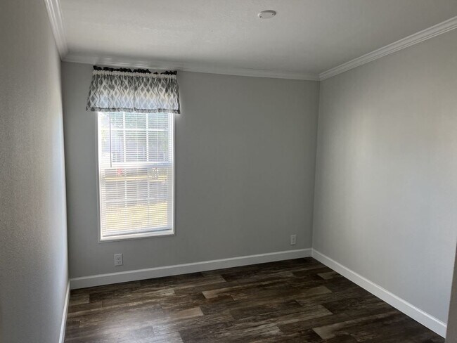 Building Photo - 349 Talbot St