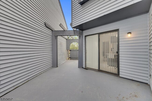 Building Photo - 8 Delbarton Ct