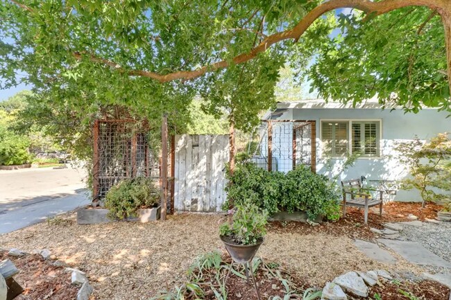 Building Photo - Charming 3 bed 1 bath home in Davis