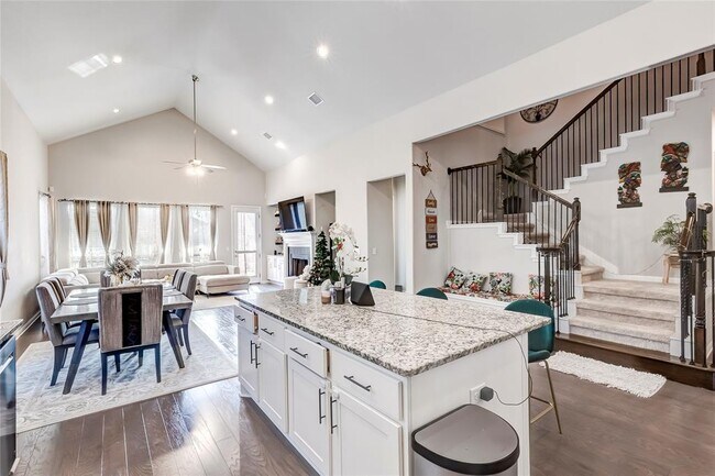 Building Photo - 722 Kingston Pl