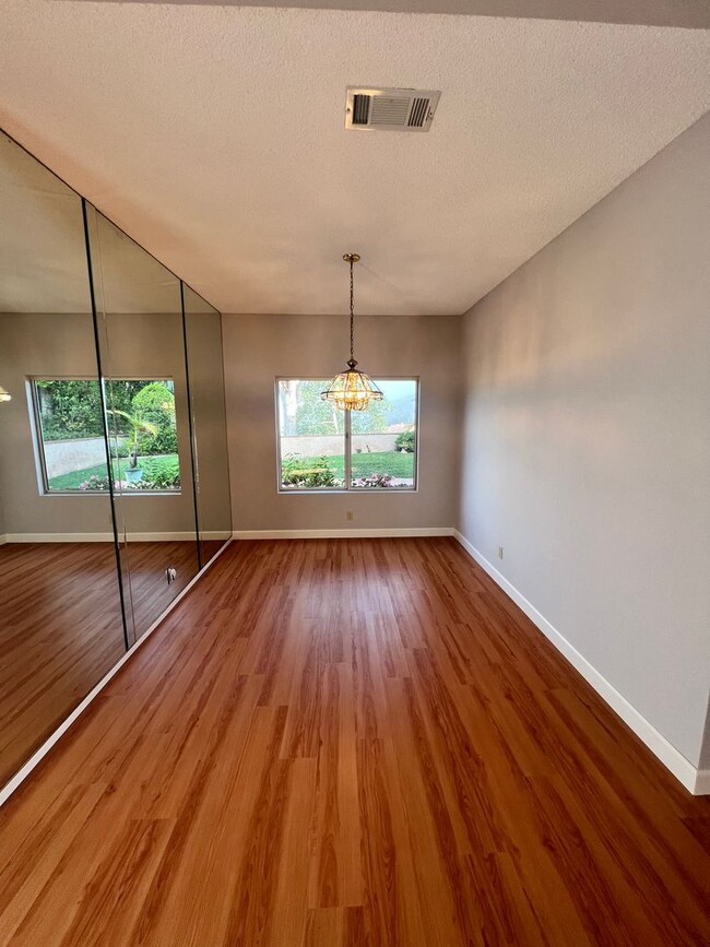 Building Photo - West Ventura - Gorgeous updated three bedroom, 2.5 bath home in Brock Hills