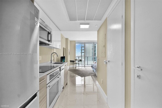 Building Photo - Studio, 1 bath Condo - 1300 Brickell Bay D...