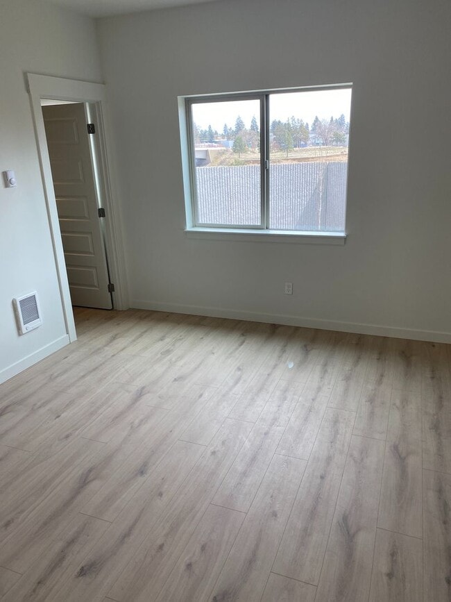 Building Photo - 198 SW Maricopa Dr