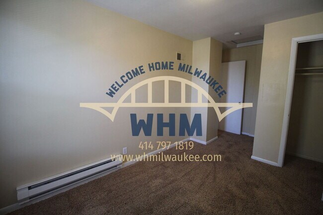 Building Photo - 331 E Deer Pl