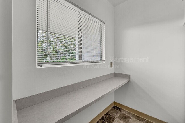 Building Photo - 500 Glenwood Cir