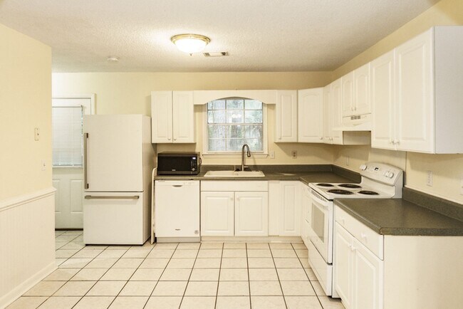 Building Photo - Beautiful 4 bedroom in the heart of Mossy ...