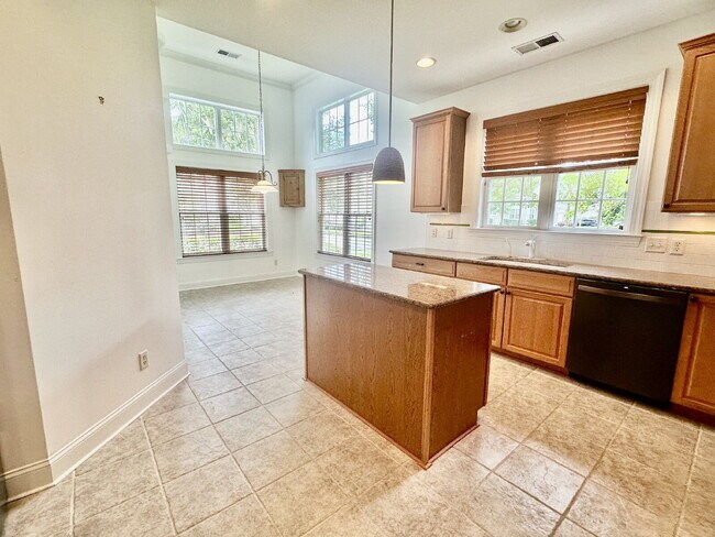 Building Photo - Three Bedroom Carriage House in Hampton Hall!