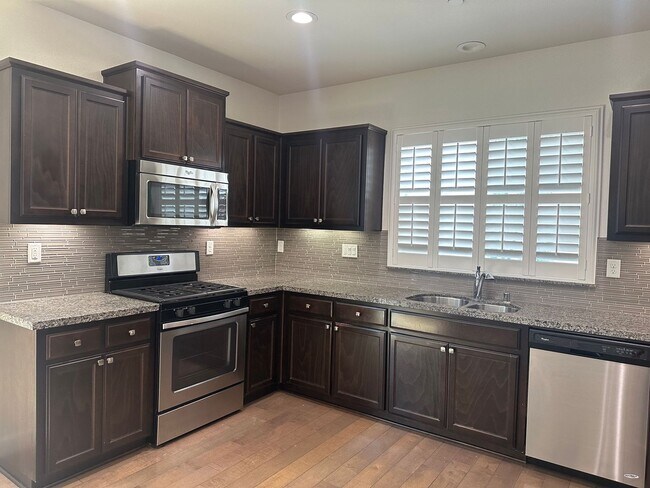 Building Photo - Beautiful Newer Home, Very Clean- Move In ...