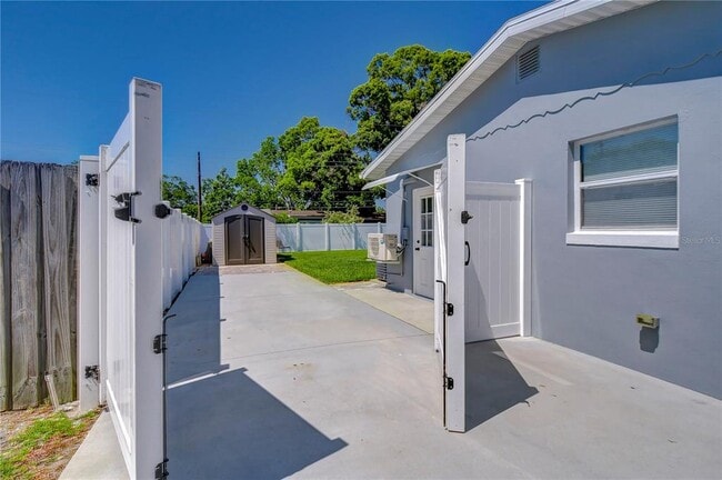 Building Photo - 5635 24th Ave N